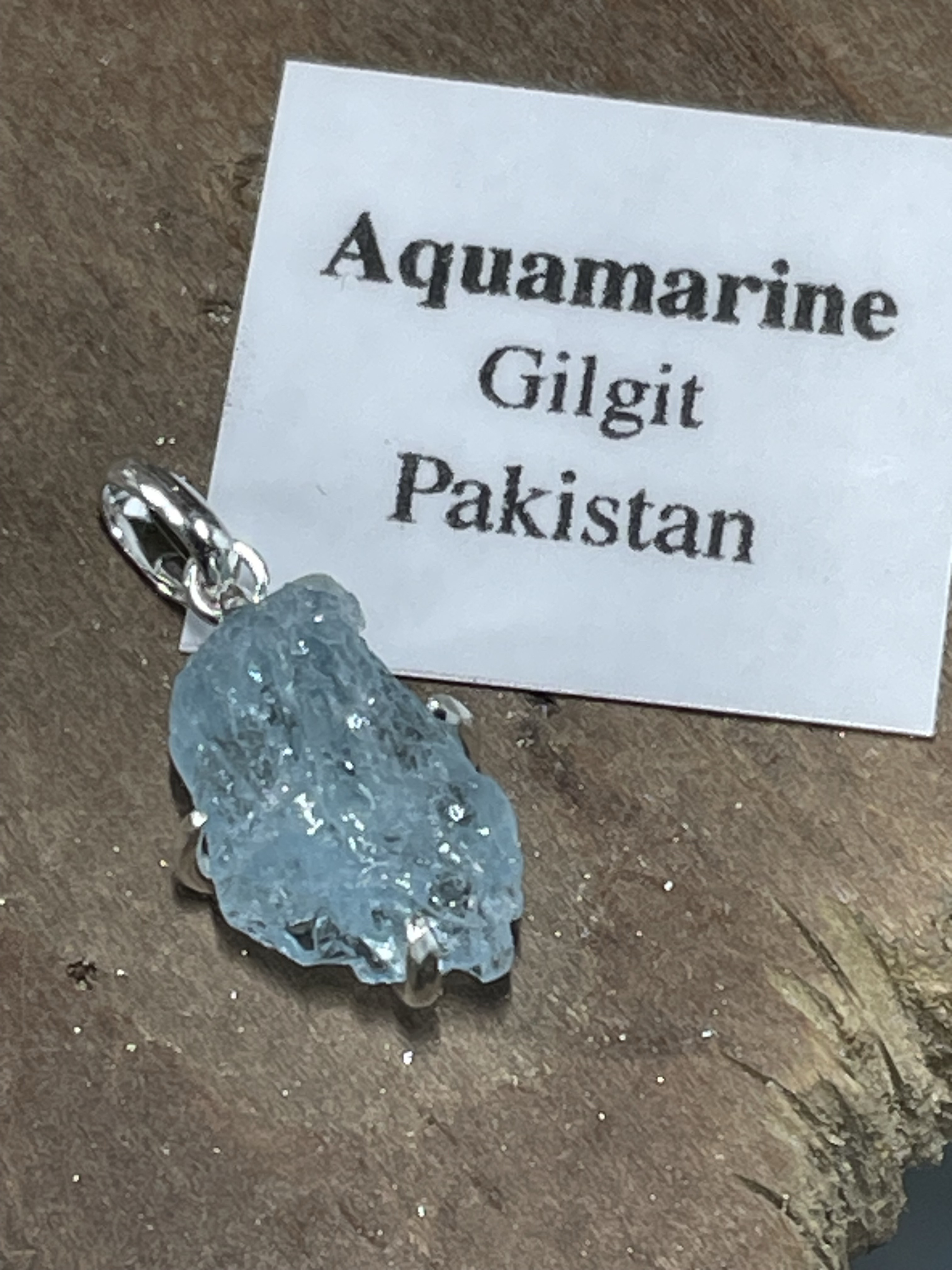 アクアマリン 原石のネックレス