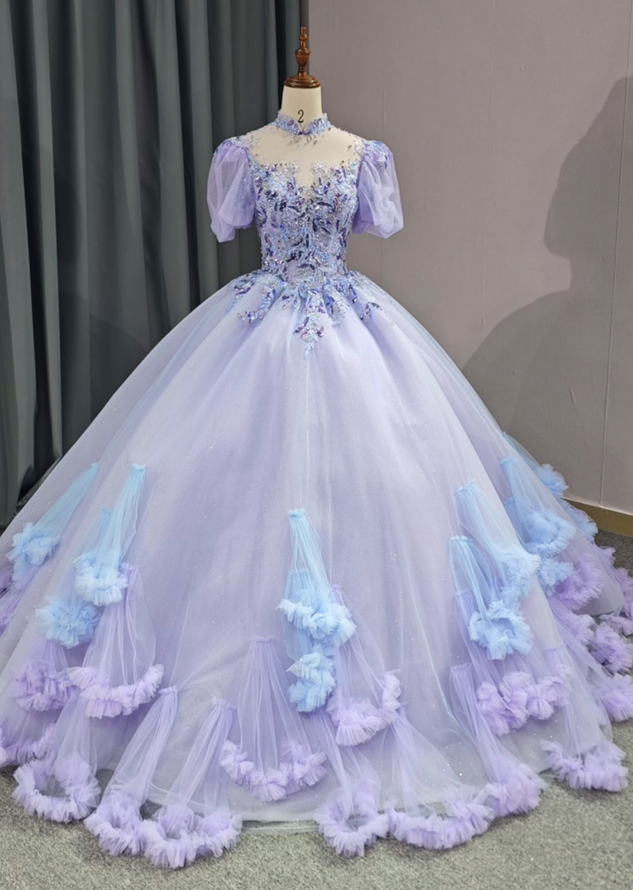 高級感溢れる　イリュージョンネック　紫　パフスリーブ　お姫様プリンセス　可愛い　裾にレース　トレーン　可愛いカラードレス