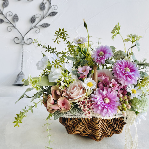 デージーとローズのおしゃれなフラワーアレンジ バスケット 高級造花