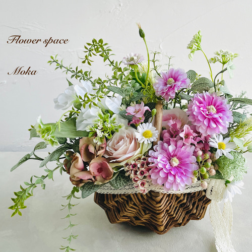 デージーとローズのおしゃれなフラワーアレンジ バスケット 高級造花