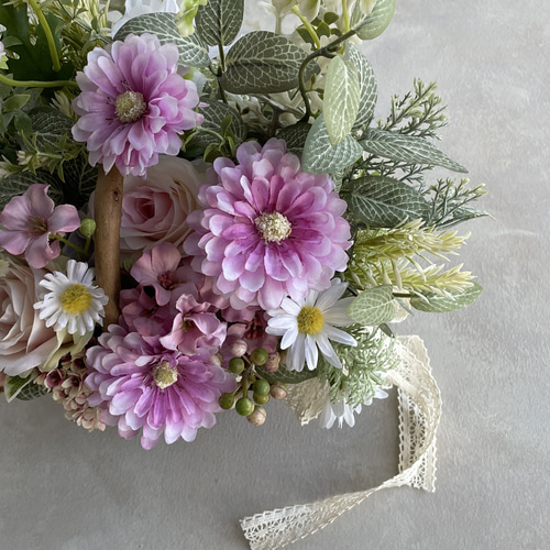 デージーとローズのおしゃれなフラワーアレンジ バスケット 高級造花