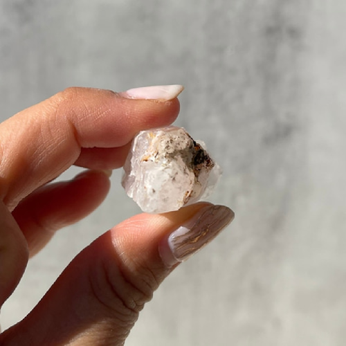 ナミビア産【クリアクォーツ（水晶）タビー】虹あり｜鉱物 天然石