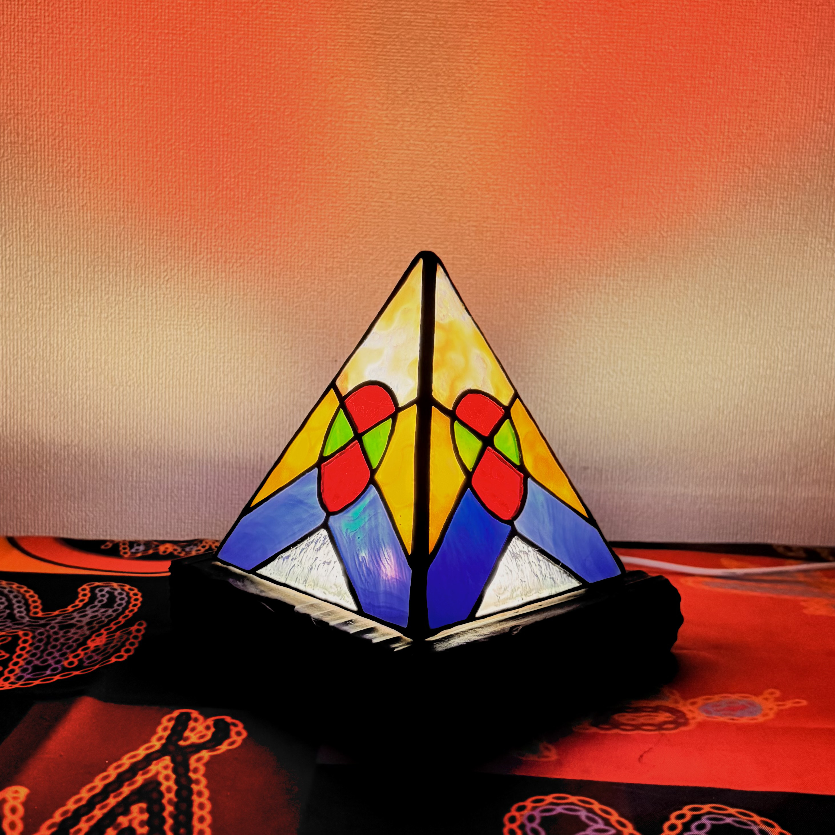 光の色を楽しむ、ステンドグラス 置き型 ランプシェード ピラミッドシェード