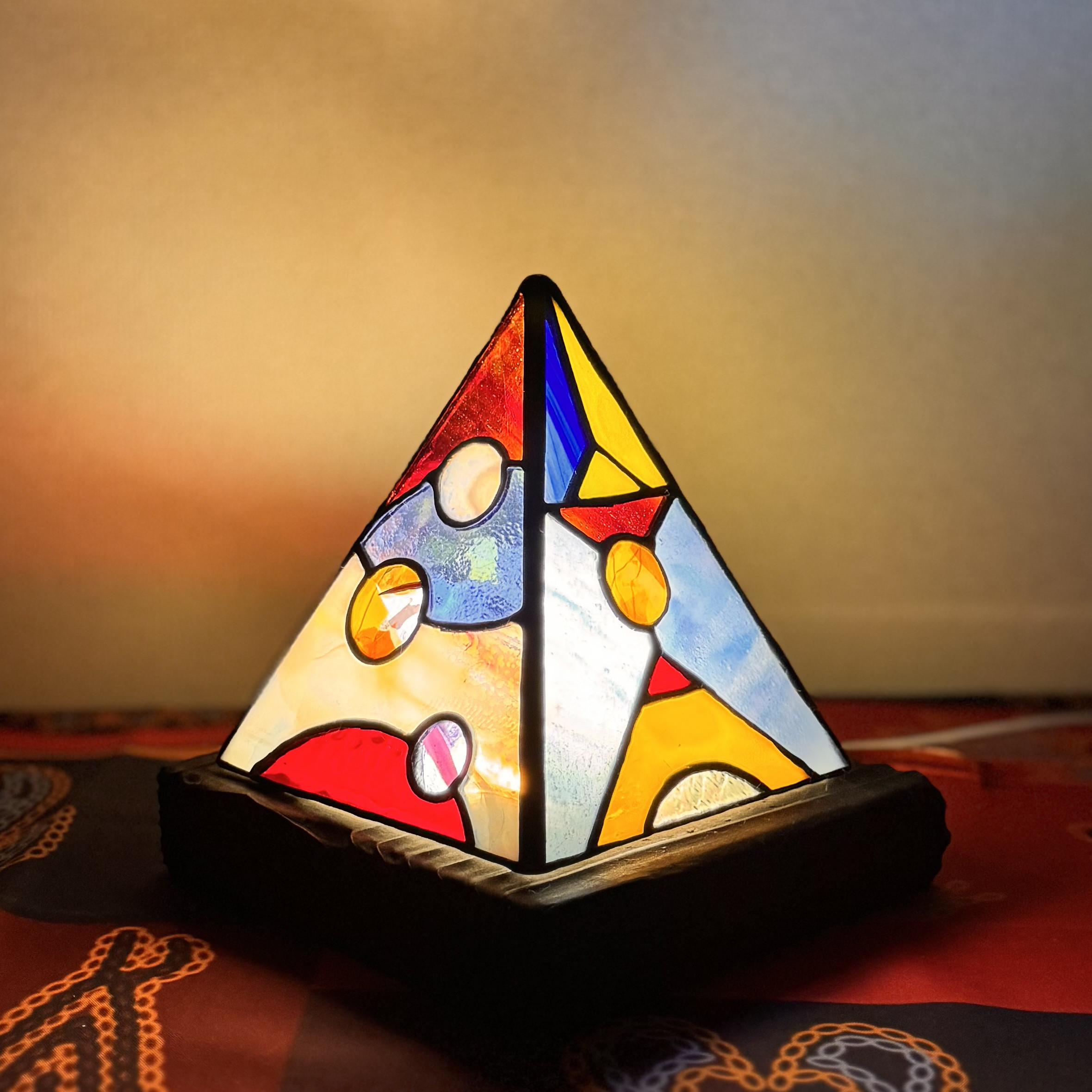 光の色を楽しむ、ステンドグラス 置き型 ランプシェード ピラミッドシェード