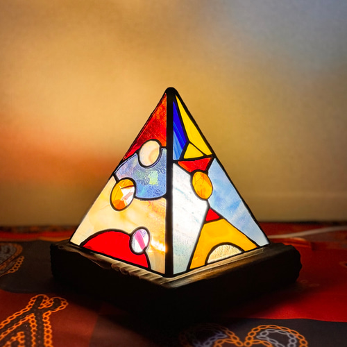 光の色を楽しむ、ステンドグラス 置き型 ランプシェード ピラミッド