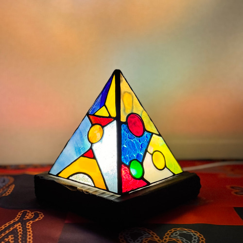 光の色を楽しむ、ステンドグラス 置き型 ランプシェード ピラミッド