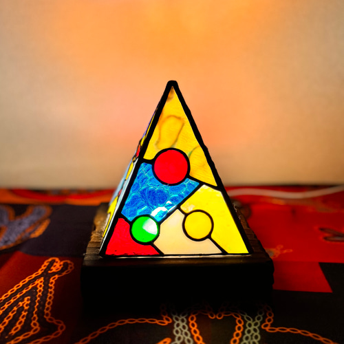 光の色を楽しむ、ステンドグラス 置き型 ランプシェード ピラミッド