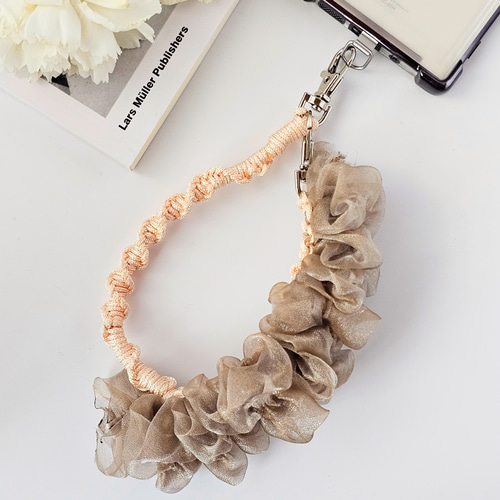 ボリュームたっぷり オーガンジーフリルのハンドストラップ 春