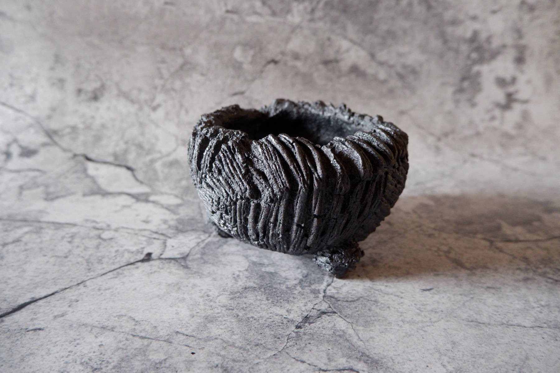 3.5号窯変黒裂紋三脚鉢939　塊根植物　多肉植物　盆栽　植木鉢　作家鉢　沖縄