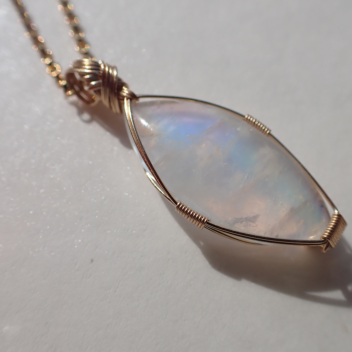 女神巻き®︎レインボームーンストーンのペンダントトップ