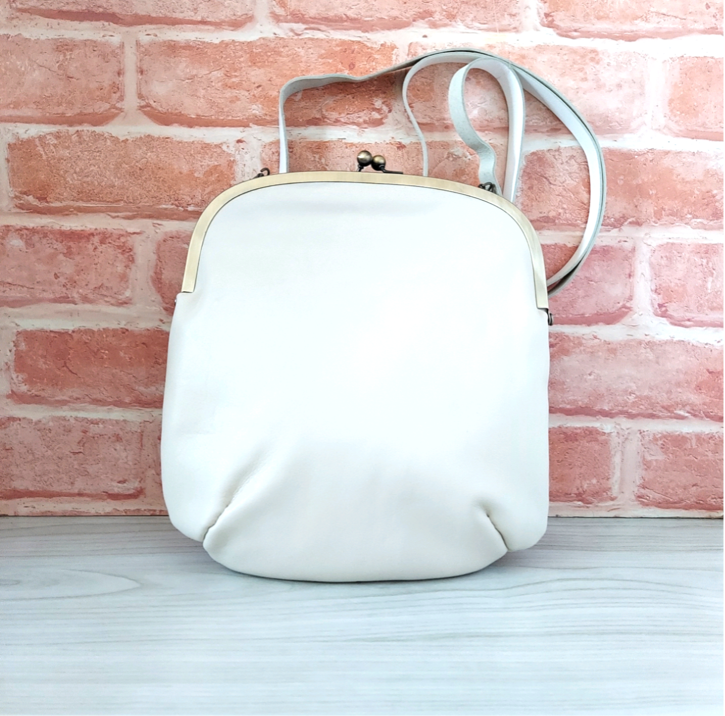 【本革】だるま型斜め掛けがま口バッグ　2way　(アイボリー)