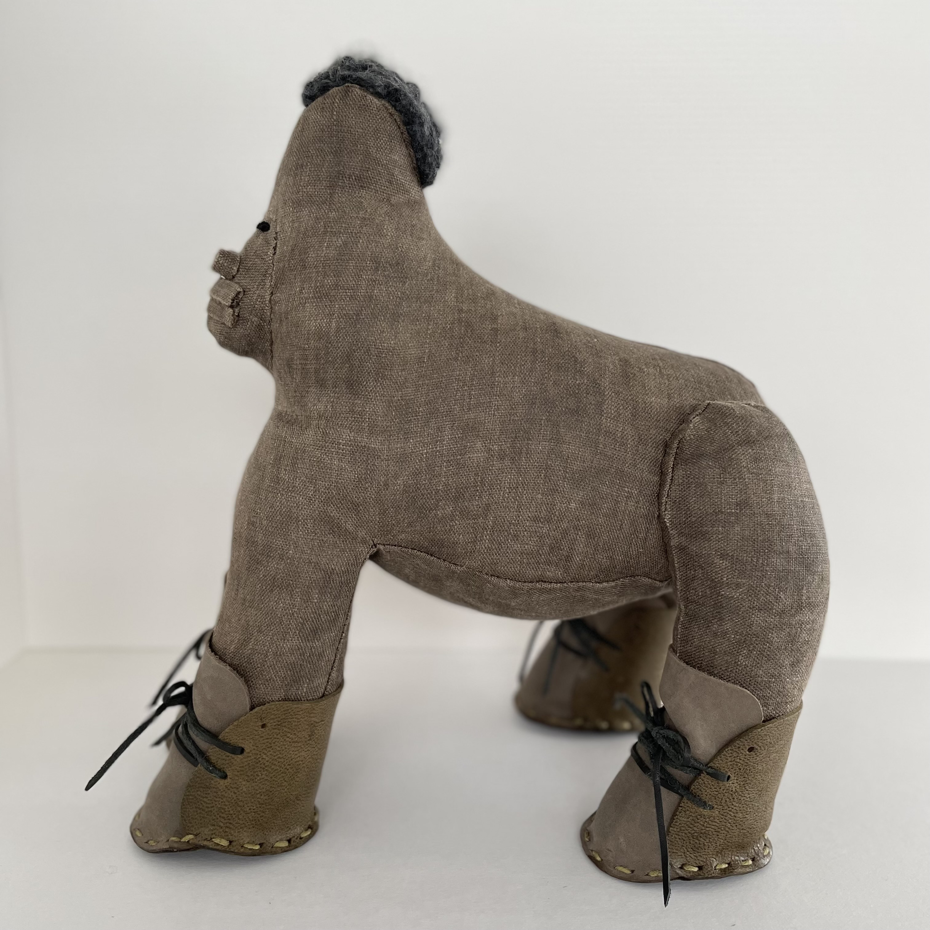 ブーツを履いたゴリラの置物ぬいぐるみ　[親ゴリラ]