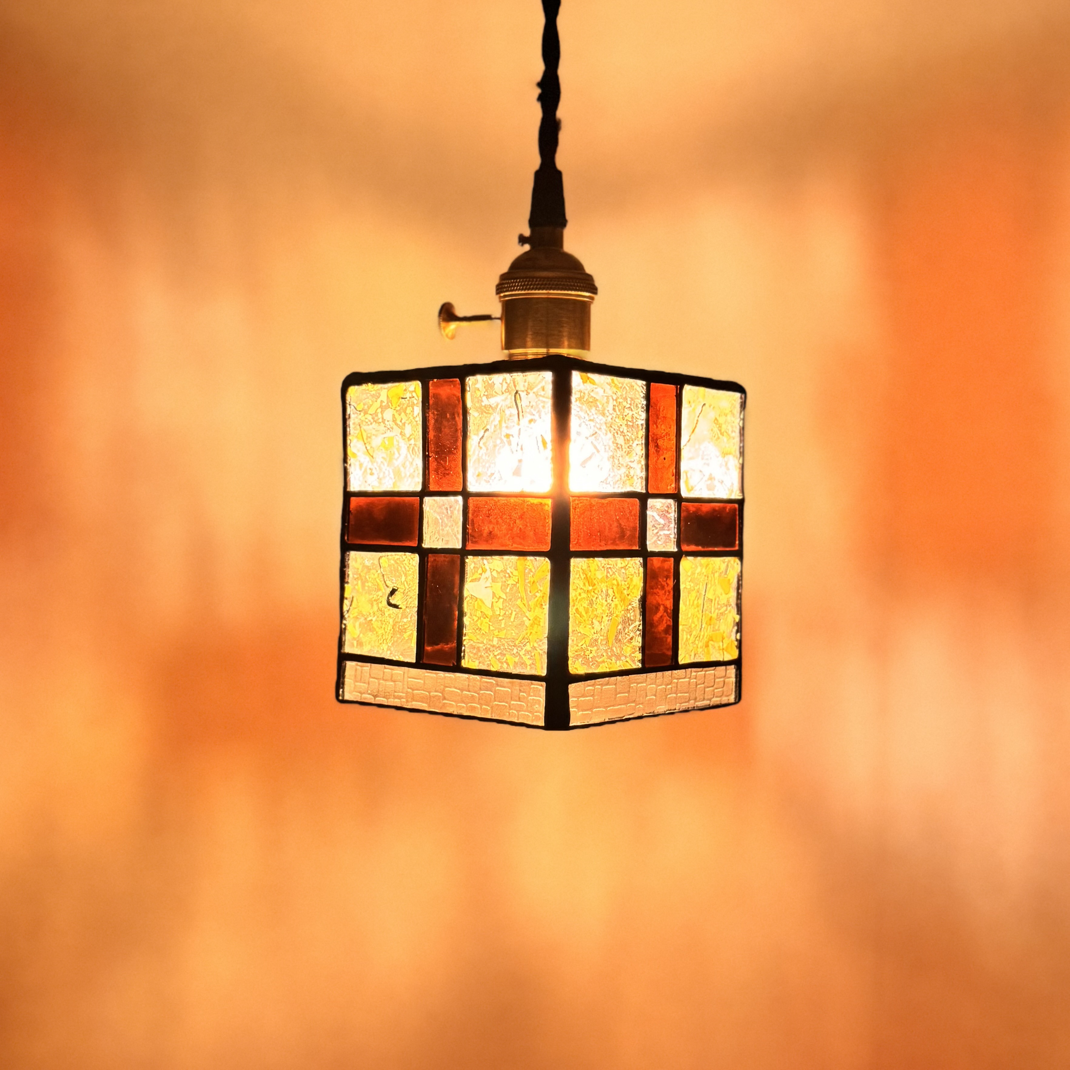 光の色を楽しむ、ステンドグラス ランプシェード ペンダントライト