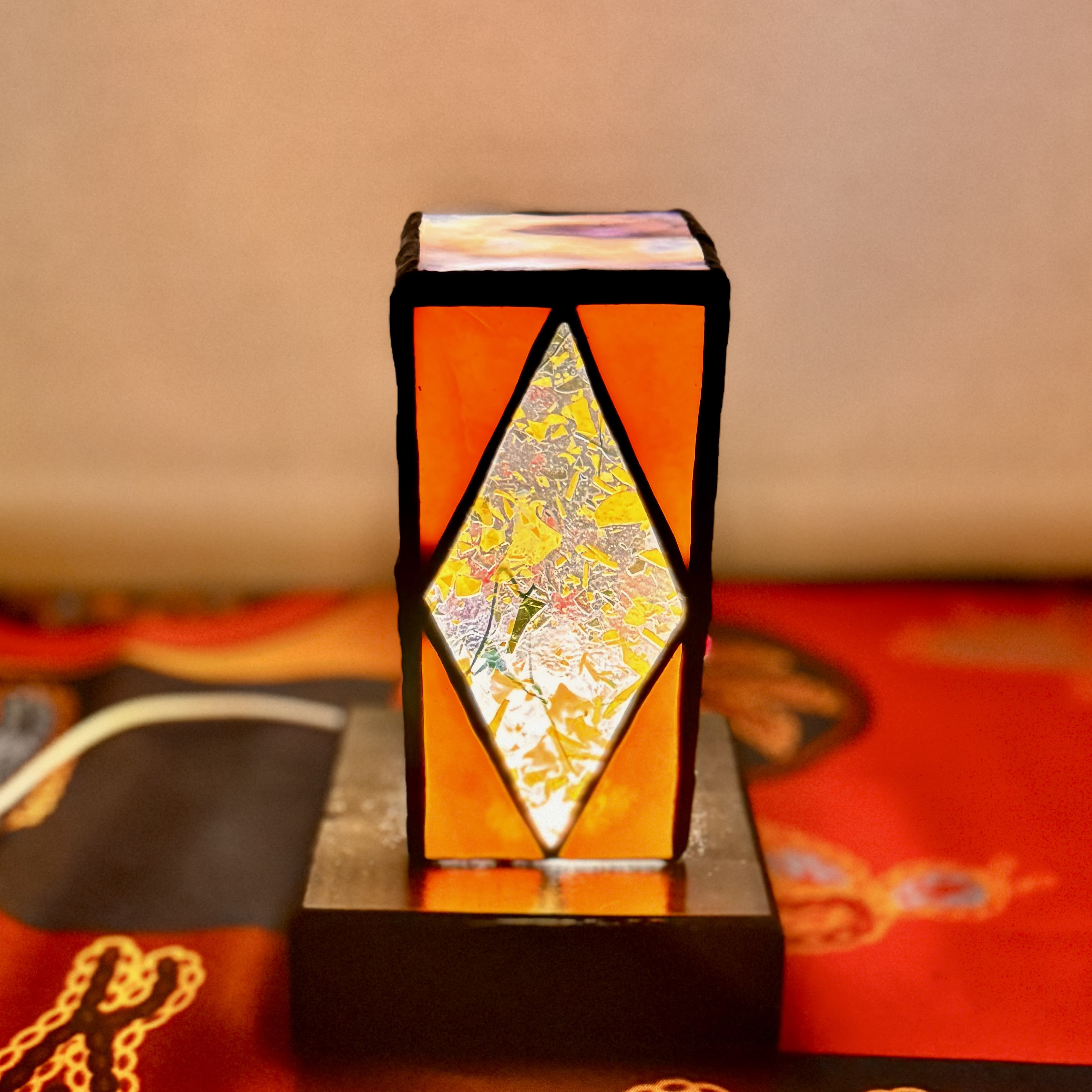 光の色を楽しむ、ステンドグラス ランプシェード 置き型  ランプ