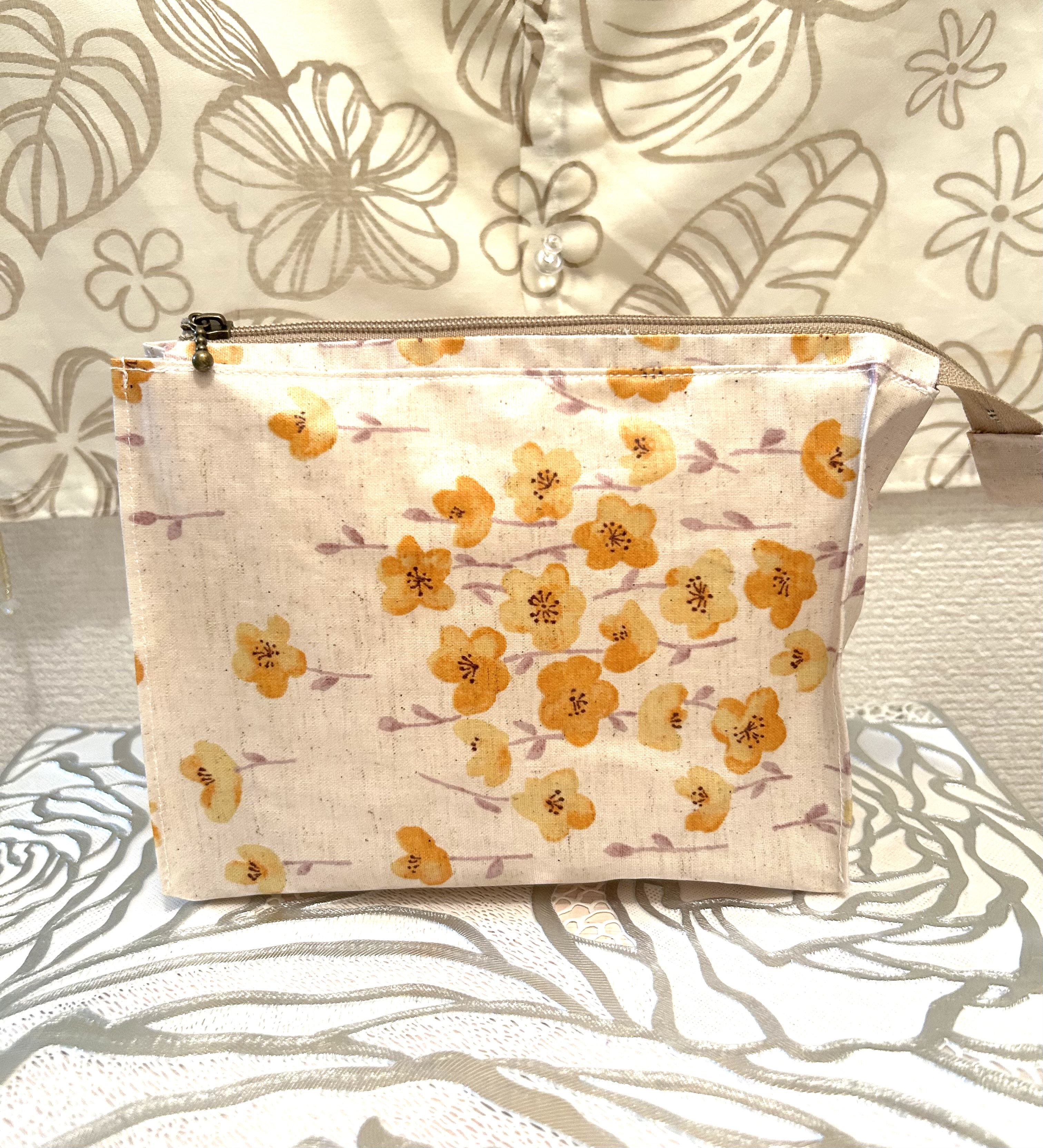 «642»♥️完売♥️テントポーチ*化粧ポーチ*スクエアポーチ*花模様*山吹色