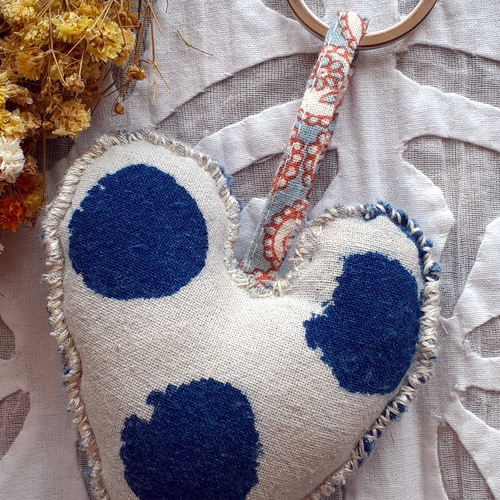 布フェルトハートのチャーム indigo〈布フェルト キーホルダー ハート