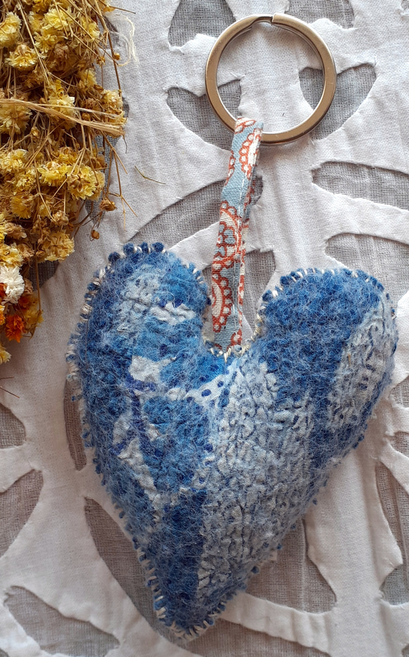 布フェルトハートのチャーム indigo〈布フェルト キーホルダー ハート