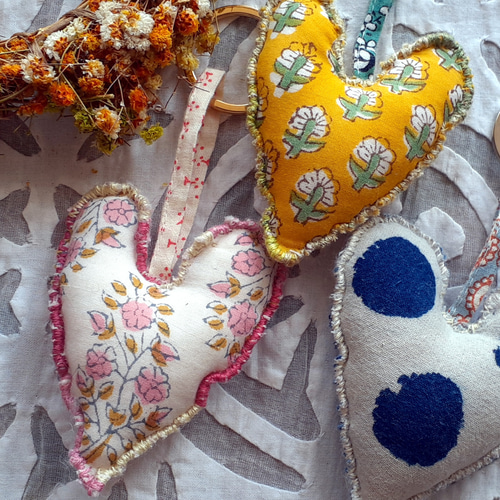 布フェルトハートのチャーム indigo〈布フェルト キーホルダー ハート