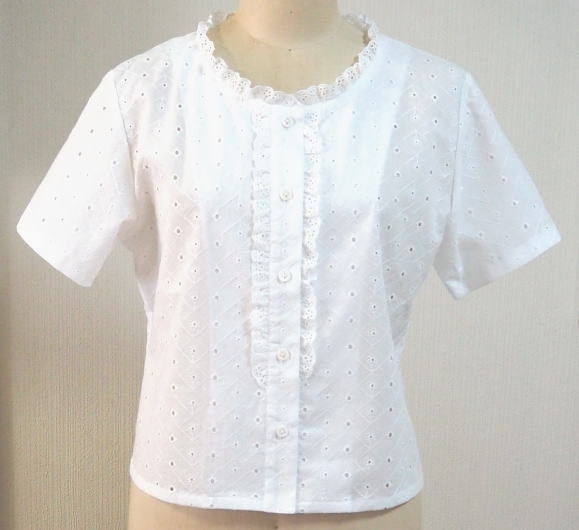 レース地にフリル付き半袖ブラウス（白地）