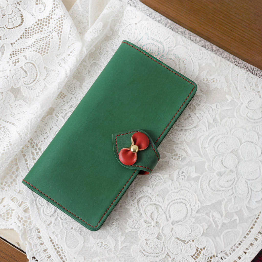本革iPhone手帳型スマホケース＜緑ｘ赤＞本革にリボンが付いた可愛いホック留めタイプのスマホケース