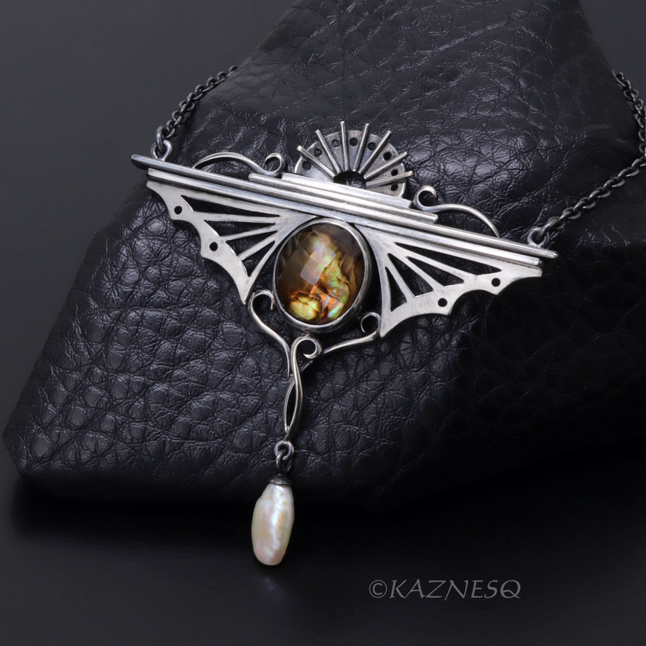 おもいっきりアールデコ！翼をイメージしたシルバーネックレス、シトリンとパウアシェル