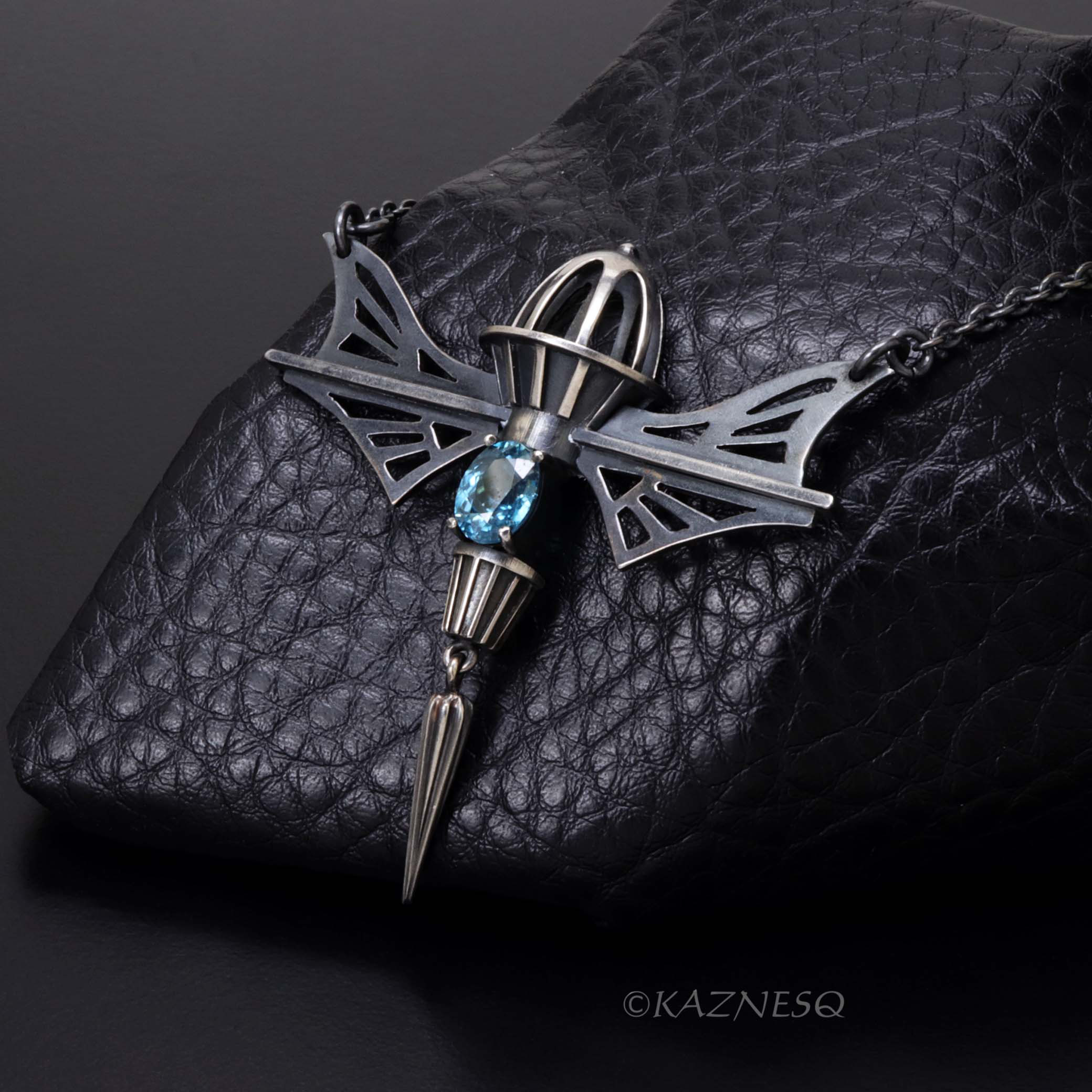 19世紀のロマン！翼とドームをイメージした機械的デザインのシルバーネックレス、ブルージルコン