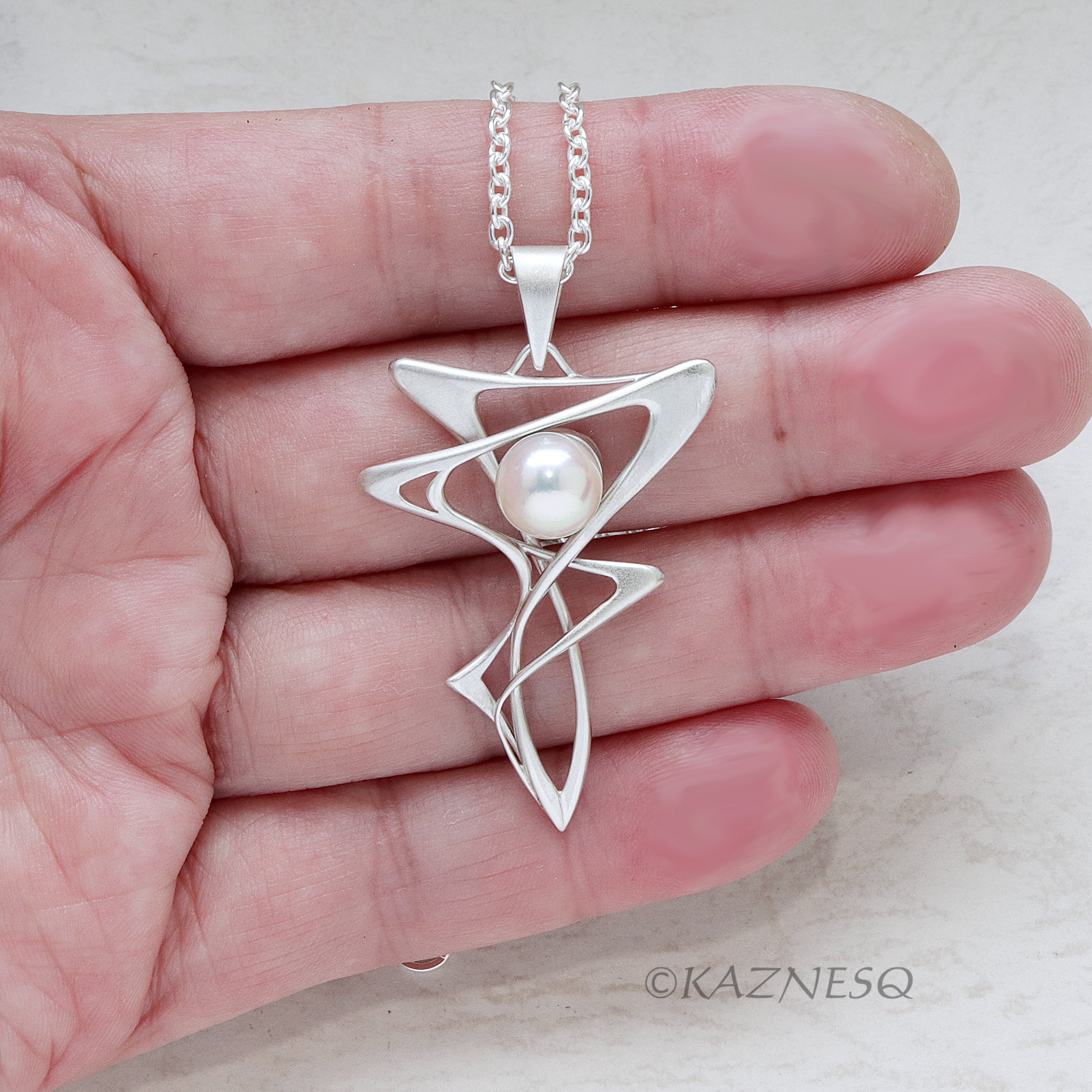 流れるようなアールヌーボー！マットシルバーのペンダント、アコヤパール