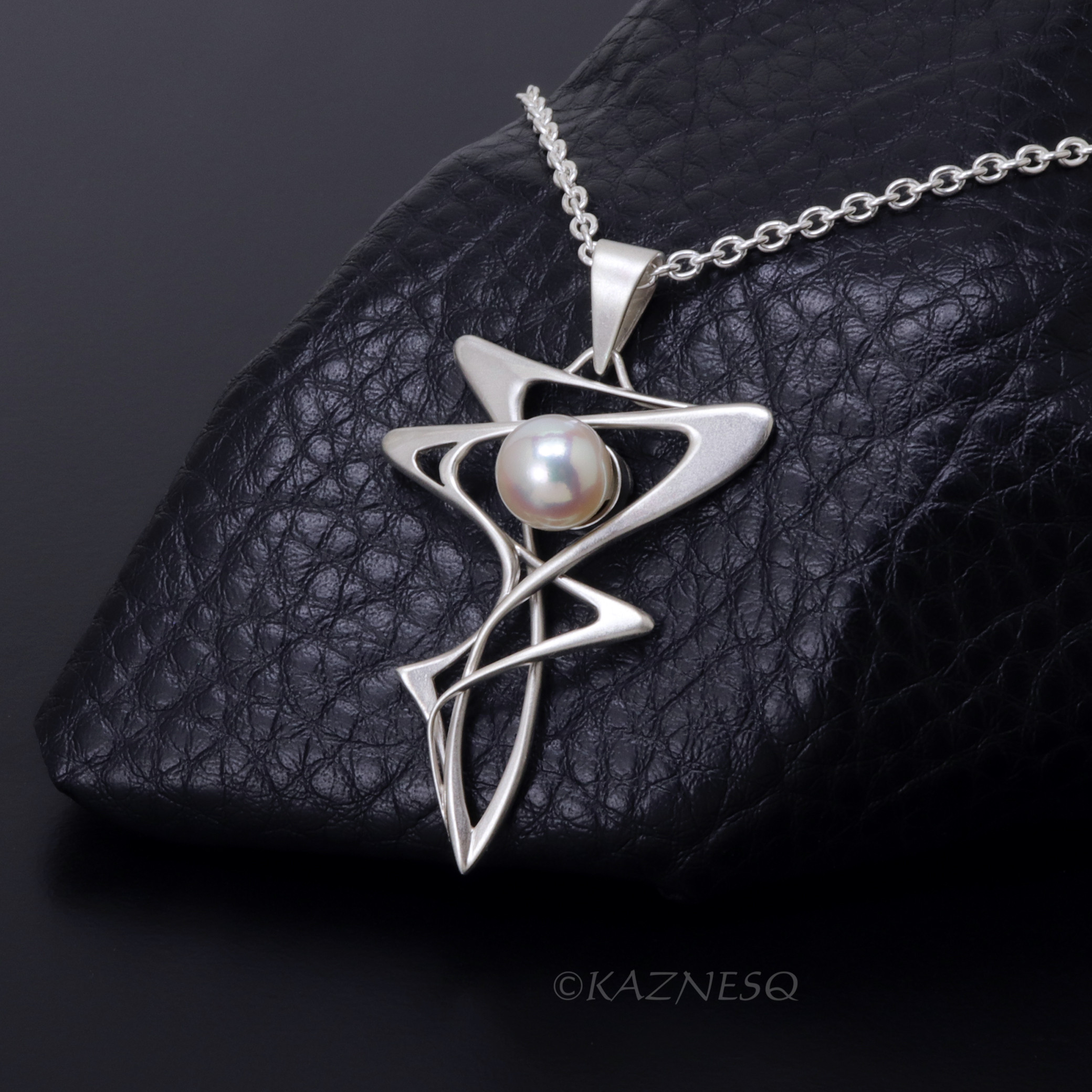 流れるようなアールヌーボー！マットシルバーのペンダント、アコヤパールネックレス・ペンダント