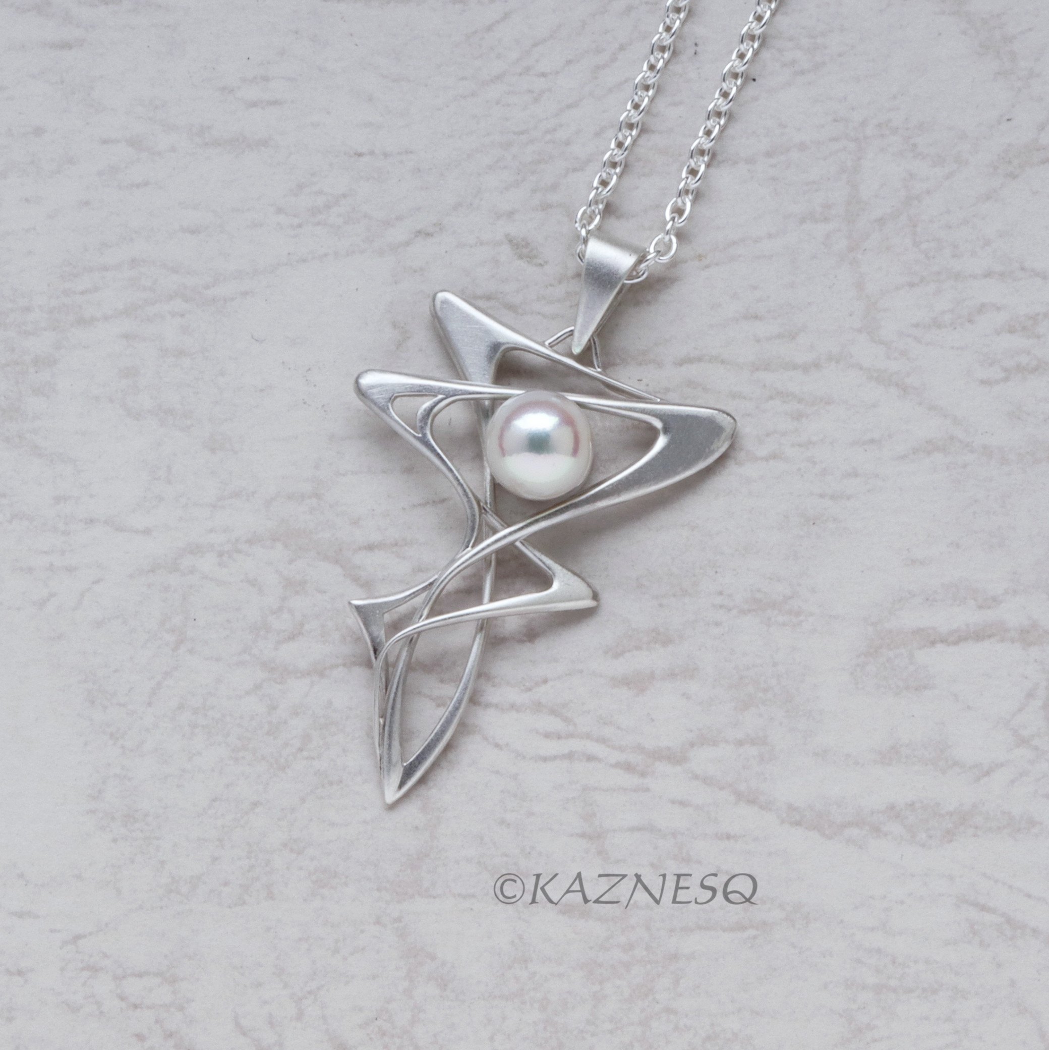 流れるようなアールヌーボー！マットシルバーのペンダント、アコヤパール