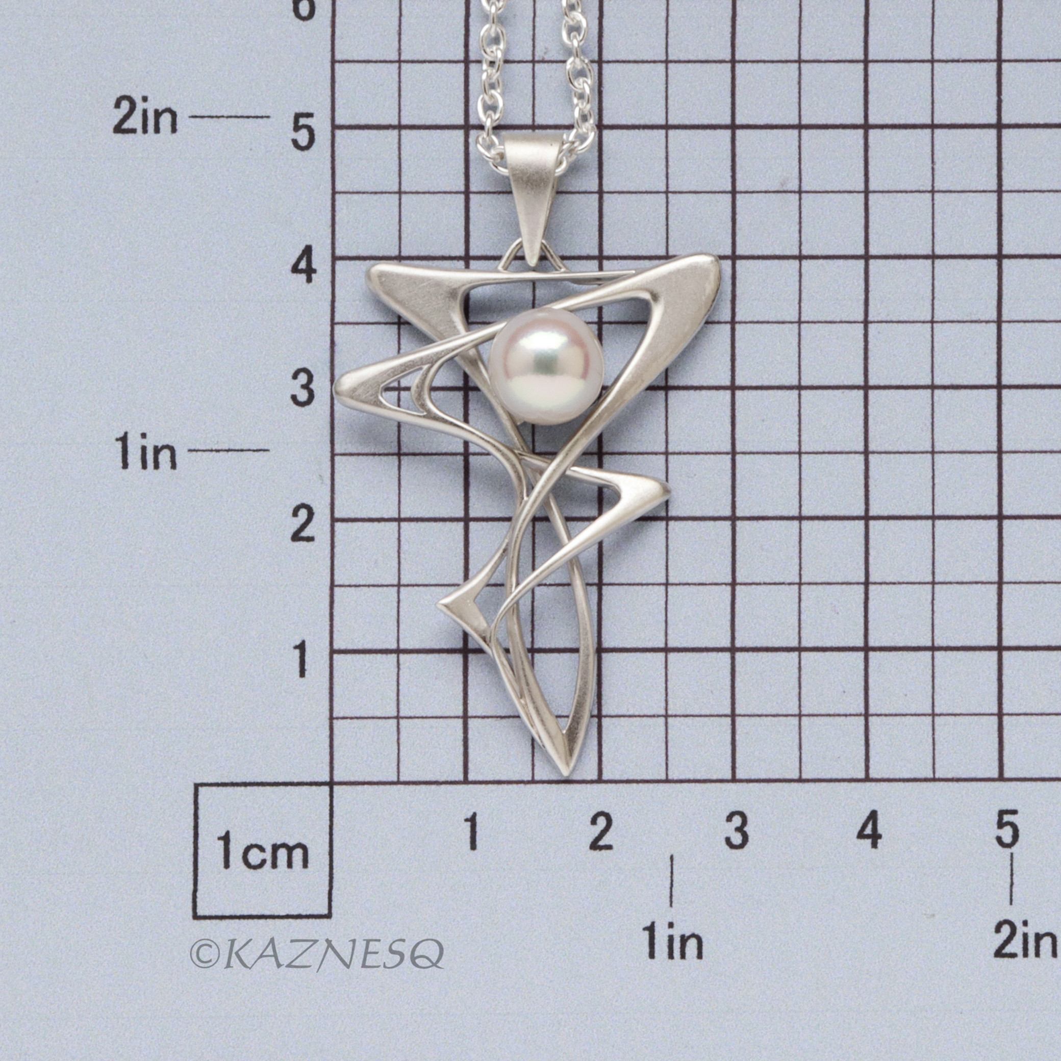 流れるようなアールヌーボー！マットシルバーのペンダント、アコヤパール