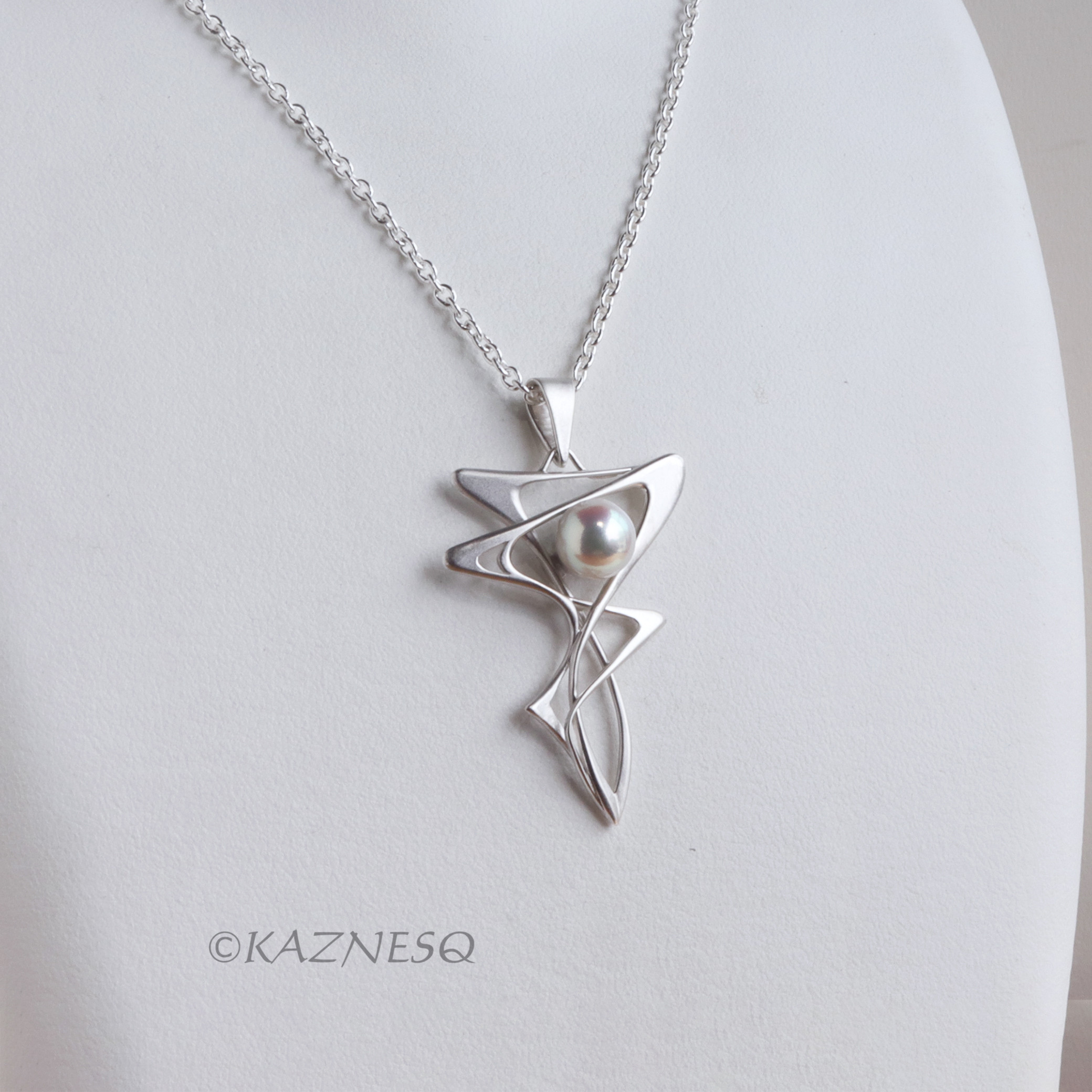 流れるようなアールヌーボー！マットシルバーのペンダント、アコヤパール