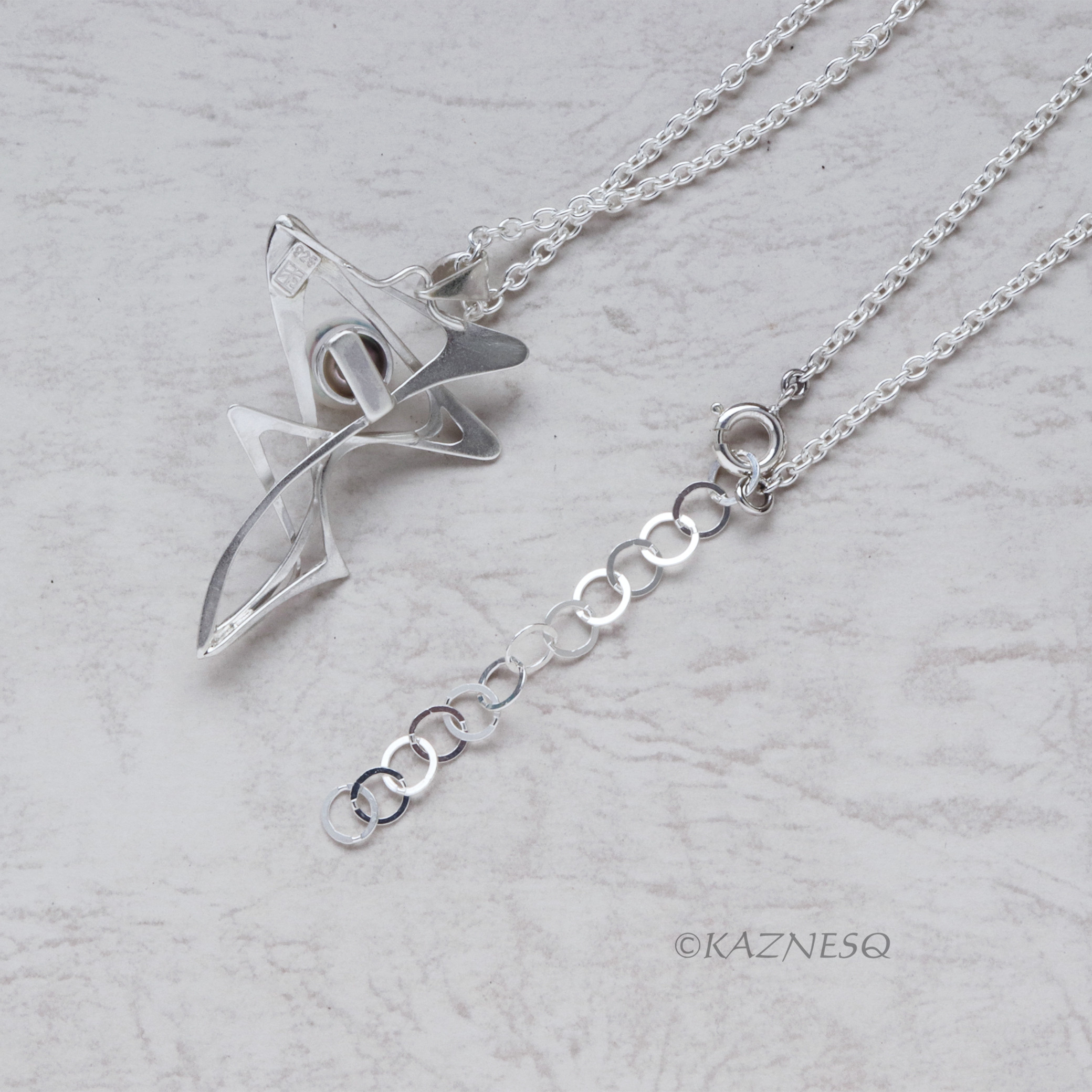 流れるようなアールヌーボー！マットシルバーのペンダント、アコヤパール