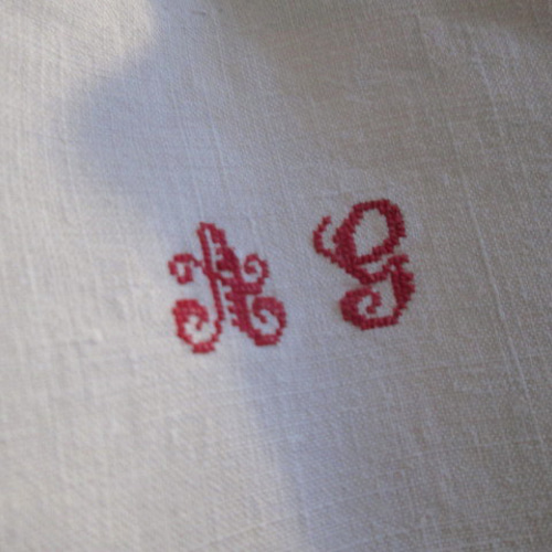 フランスアンティーク赤いイニシャル刺繍とシャビーシック花柄