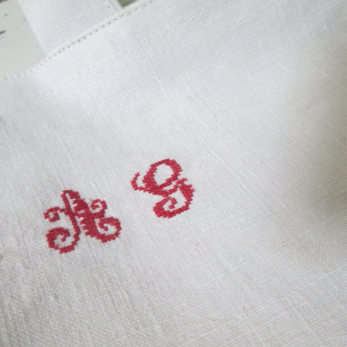 17】たくさん　14枚！　フランス　アンティーク　ビンテージ　手刺繍　イニシャル フランス 「D」アンティークイニシャル刺繍 D121 ワッペン