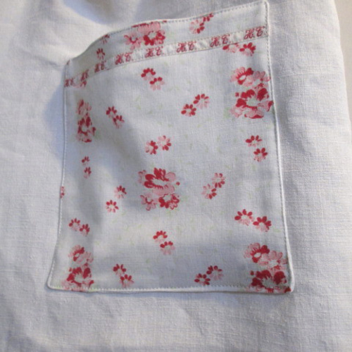 フランスアンティーク　赤い糸で教会と燕と女性が刺繍された布！リボンが可愛い！ 赤い刺繍とアンティーク・テキスタイル | 株式会社誠文堂新光社