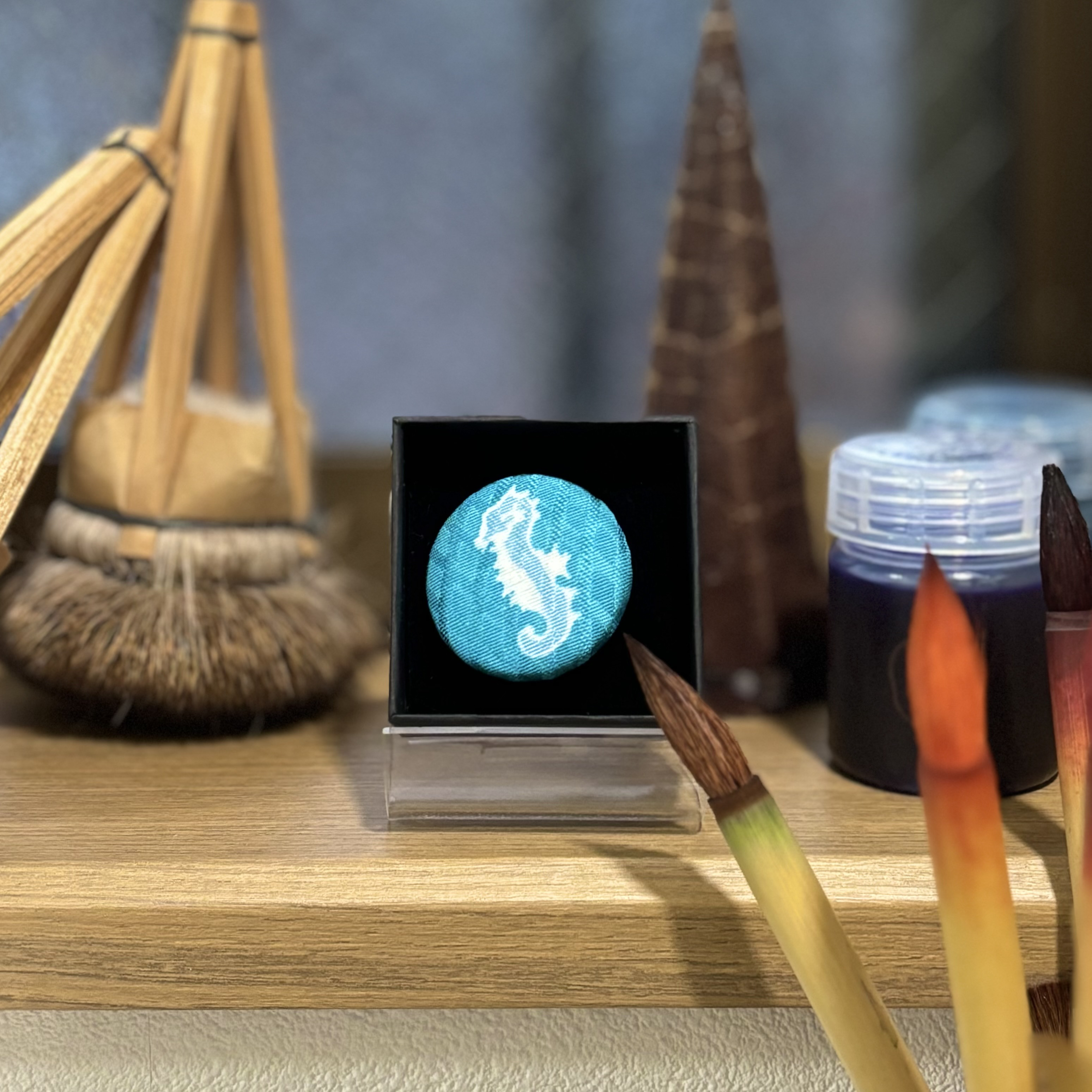 【伝統工芸】手描友禅染による帯留め　タツノオトシゴ