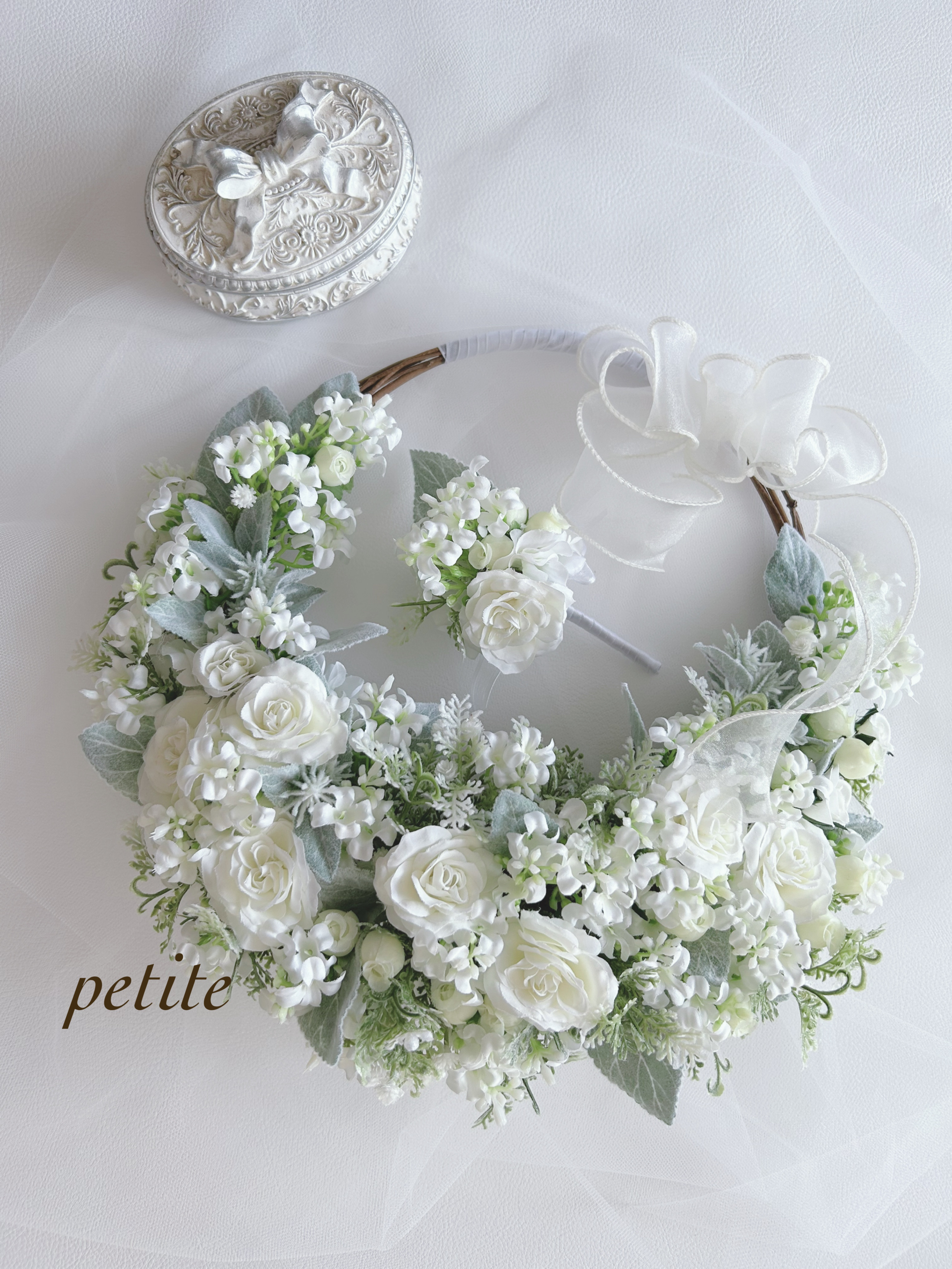 リースブーケ・ホワイトローズと小花のホワイト&グリーン◇ブートニアセット　アーティフィシャルフラワー