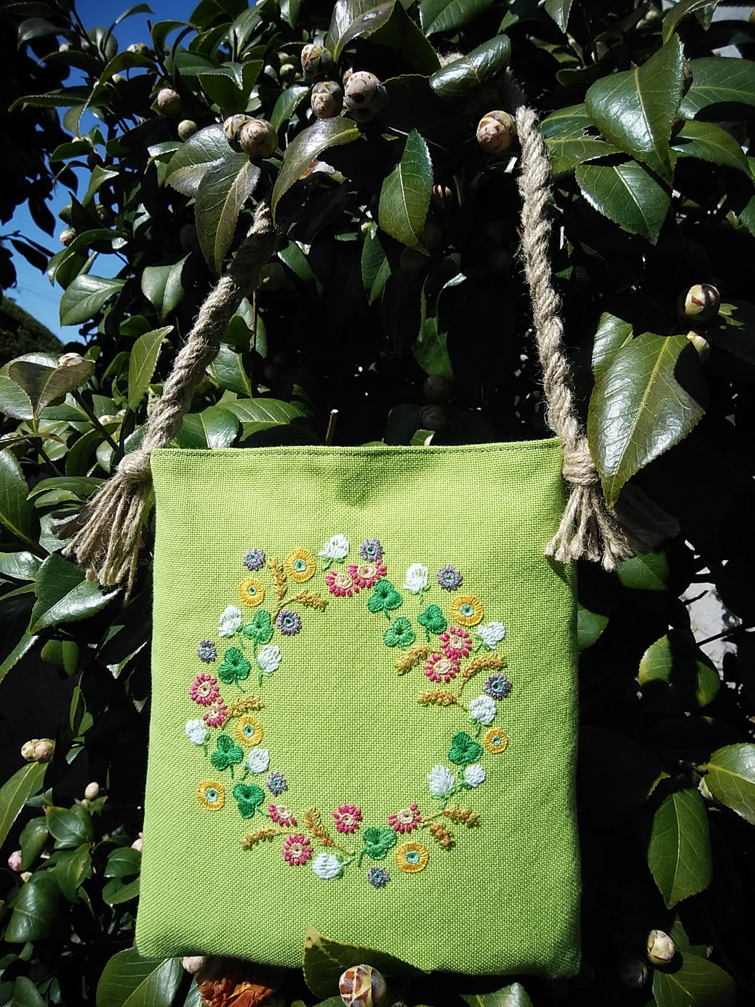 手刺繍小さなバッグ
