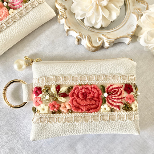 インド刺繍リボン　ポーチ インド刺繍リボン✨スマホポーチ🤍 とても便利ですのでぜひご覧