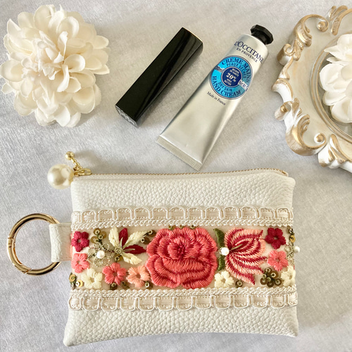 インド刺繍リボン　ポーチ インド刺繍リボンのポーチ♪ - 布地を中心にボタン、糸、裏地