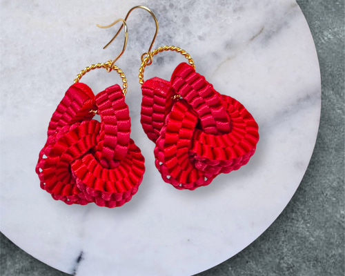 リボンでできたつながるピアス/イヤリング変更可/ルビー色/レッド