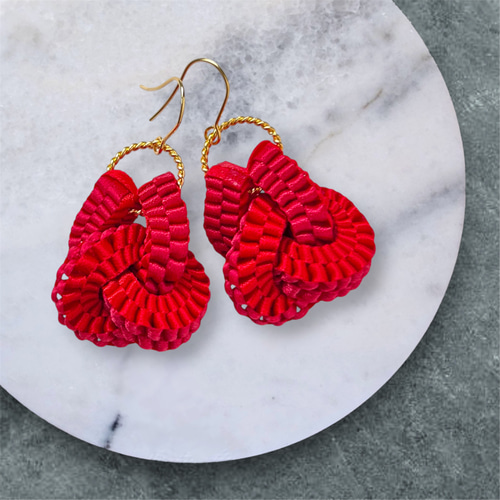 リボンでできたつながるピアス/イヤリング可/ルビー色/レッド