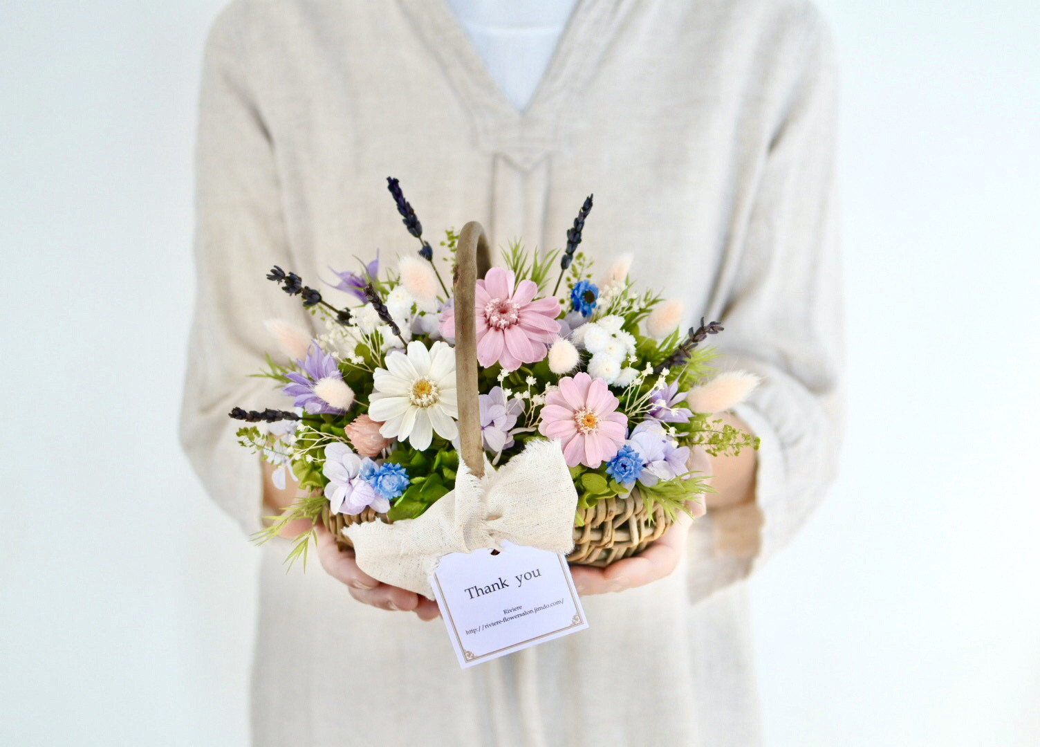 ふわりラベンダー香る柔らかピンクのプリザーブドフラワーバスケット