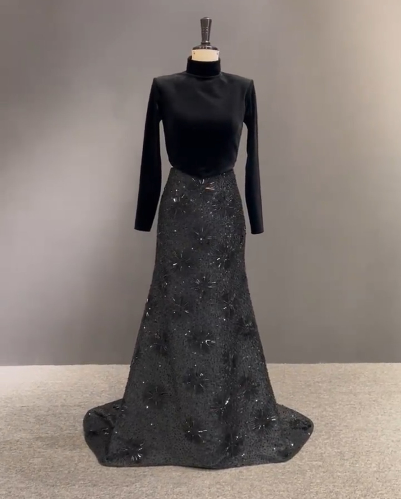 抜群のおしゃれ見え　ツーピース　ビジュー付き　キラキラ　ブラック　長袖　高品質　サイズオーダー　ファスナー　謝恩会卒業か