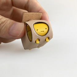 身を守る革のミニオブジェ【sisyu / ししゅ】（ベージュ×イエロー×ブラウン） 1枚目の画像