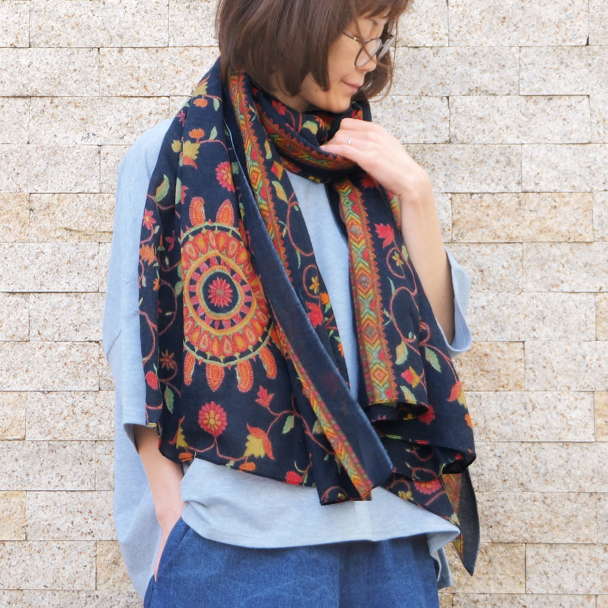 年中使える＊ふんわりウールの薄手ストール＊大判＊オリエンタル柄＊フラワー柄＊花柄＊総柄＊ショール＊ブラック