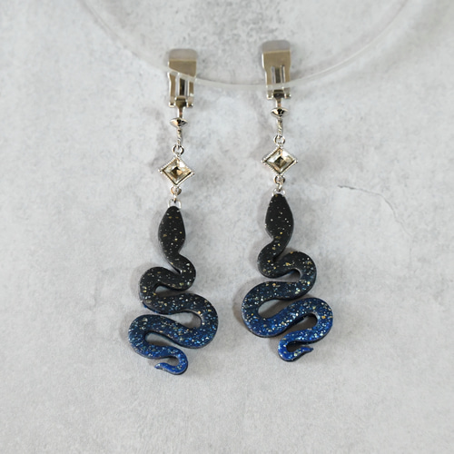 190 ブルー✖︎ブラックレジンカボション＆蛇チャーム　ピアスorイヤリング 190 ブルー✖︎ブラックレジンカボション＆蛇チャーム ピアスorイヤリング