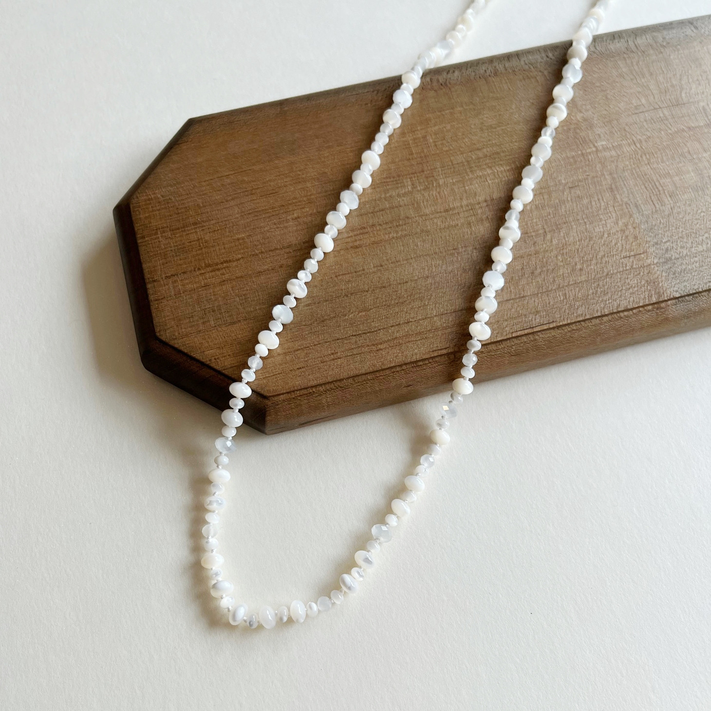 上品でナチュラルな白　白蝶貝＆ムーンストーン　ロングネックレス【K14GF】