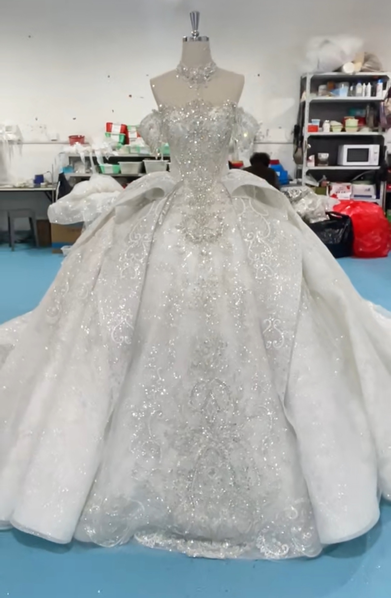 高品質保証　取外し可能お袖　二の腕を隠せる　ホワイト　ウェディングドレス　チュール可愛いオフショルダー　ネックレス披露宴