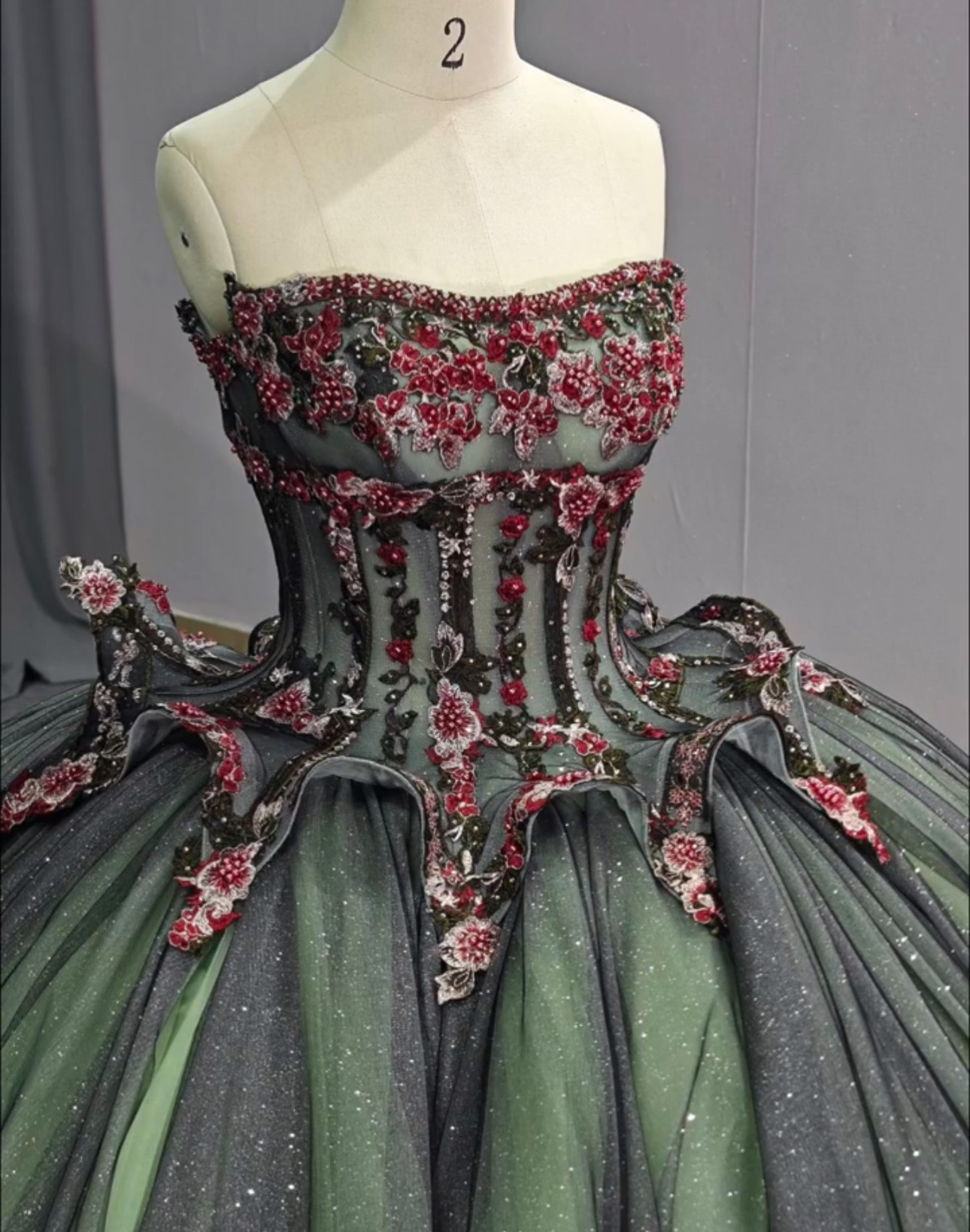 激売れ人気商品　グッリター　ラメ入り　目立つ　パーティードレス結婚式　オリーブグリーン/カーキ　チューブトップ袖無し演奏